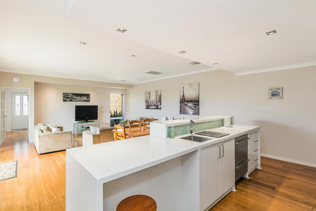 Ocean Keys Cottage - Free Wifi Mindarie ภายนอก รูปภาพ